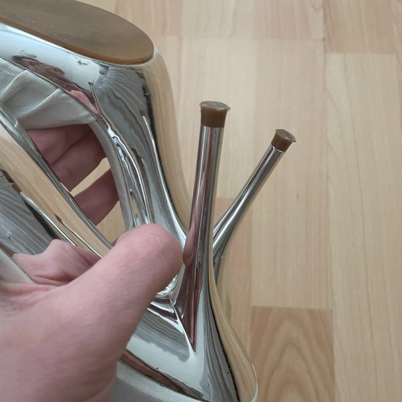 Loved, Like New Women's Aldo Silver Bow Heels Bridal Pumps Size 8 with Box - Picture 9 of 10